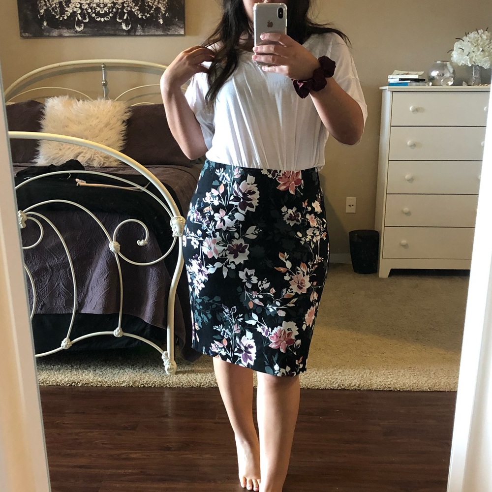 White House Black Market Floral Skirt- Size 8